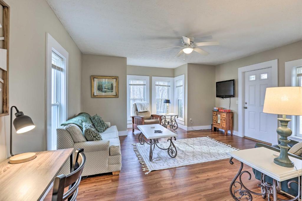 HimrodにあるLovely Finger Lakes Vacation Home Near Seneca Lakeのソファとテーブルのあるリビングルーム