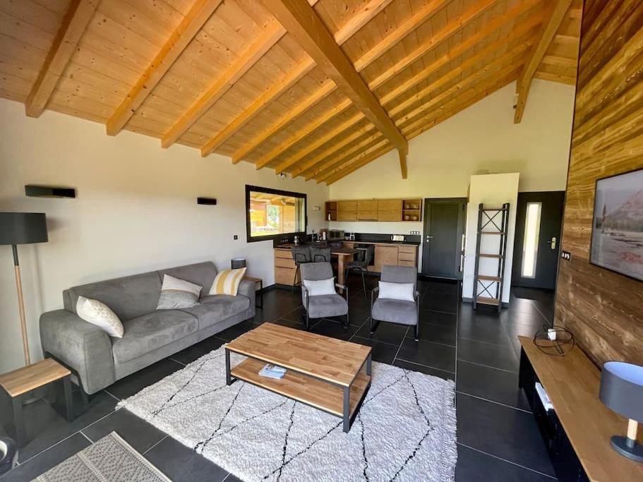 Posezení v ubytování Unique ! Chalet Grand Standing, la Nature pour vis à vis