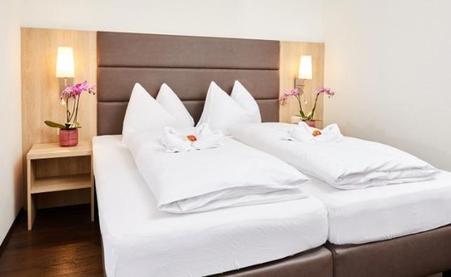 Postel nebo postele na pokoji v ubytování LACUS Hotel am See