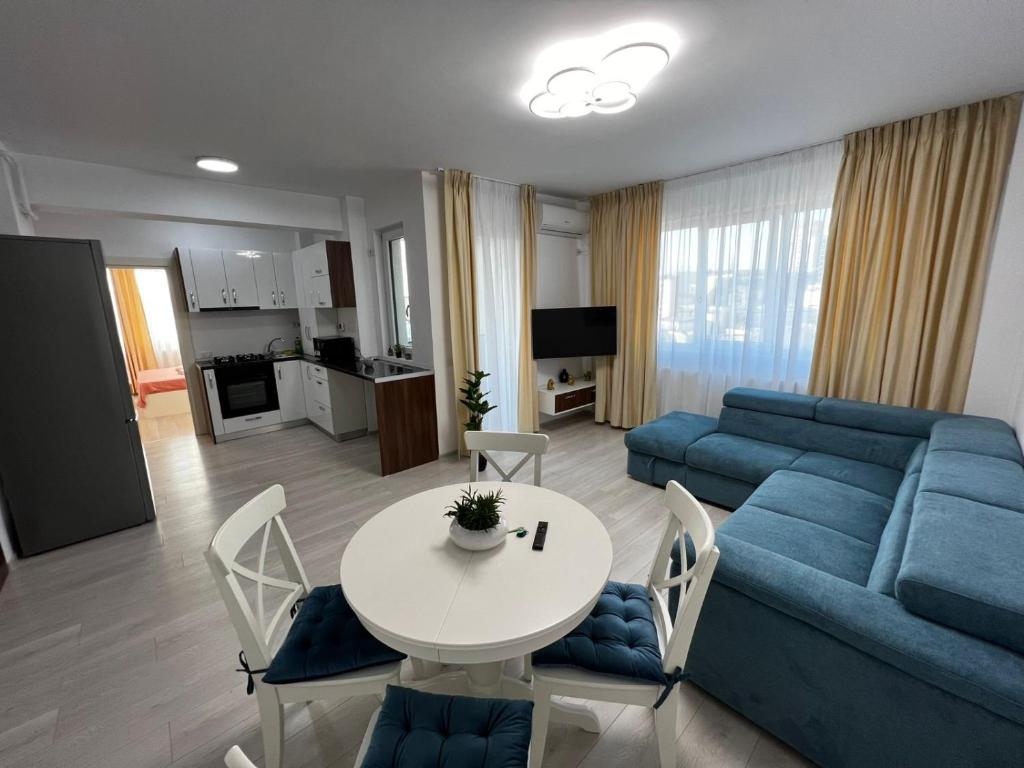 sala de estar con sofá azul y mesa en Cozy Accommodation Central City - Iasi en Iaşi
