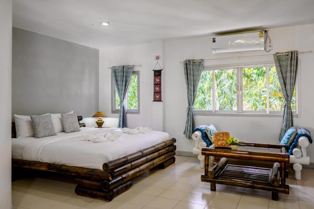 een slaapkamer met een groot bed en een raam bij JOP in Ko Chang