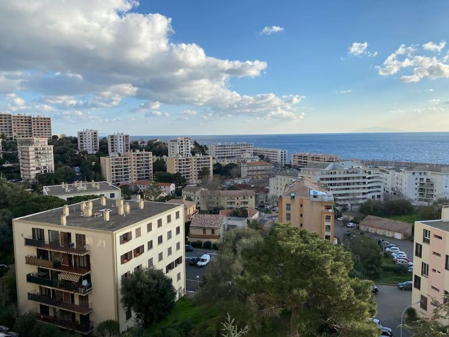 - une vue sur la ville avec ses bâtiments et l'océan dans l'établissement Bel appart rénové avec vue mer, à Bastia