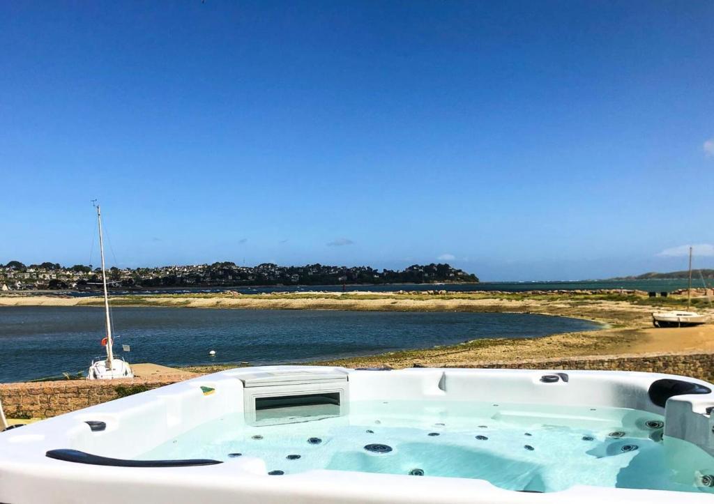 eine Badewanne neben einem Wasserkörper in der Unterkunft Résidence Le Lenn-louannec - Maisons & Villas pour 6 Personnes 784 in Lannion