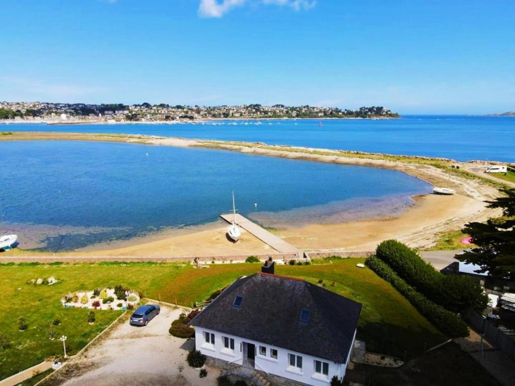 an aerial view of a house and a beach at Résidence Le Lenn-louannec - Maisons &amp; Villas pour 6 Personnes 784 in Lannion