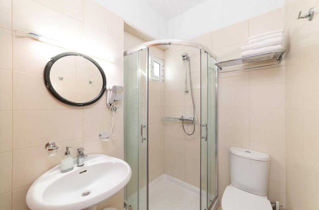 Ванная комната в Kounenos Apartments