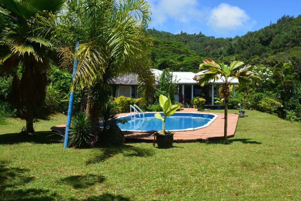 une maison avec une piscine dans une cour dans l'établissement Villa MERAHI ... La villa d'Ange Fare Noa Mymy, à Uturoa