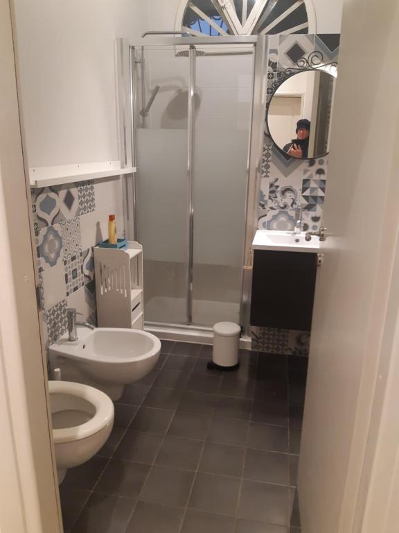łazienka z prysznicem, toaletą i umywalką w obiekcie Casa Deva we Florencji