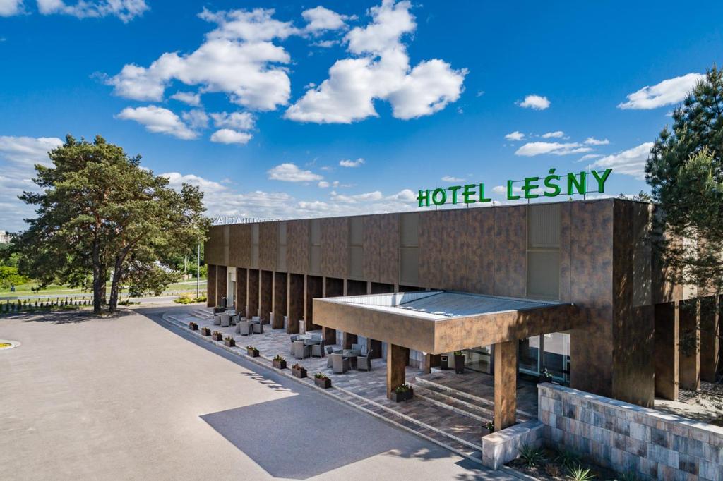 比亞韋斯托克的住宿－萊斯尼酒店，一座有标志的建筑,上面写着酒店所在位置的标志