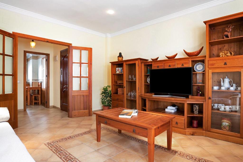 Televízia a/alebo spoločenská miestnosť v ubytovaní Apartamento El Tajo