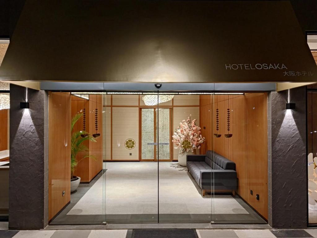 タンゲランにあるHotel Osaka PIK2のガラスドア付きのホテルカジノのロビー
