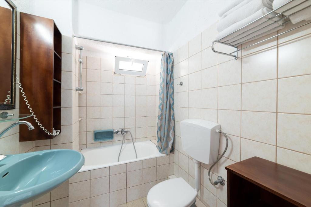 Ванная комната в Kounenos Apartments
