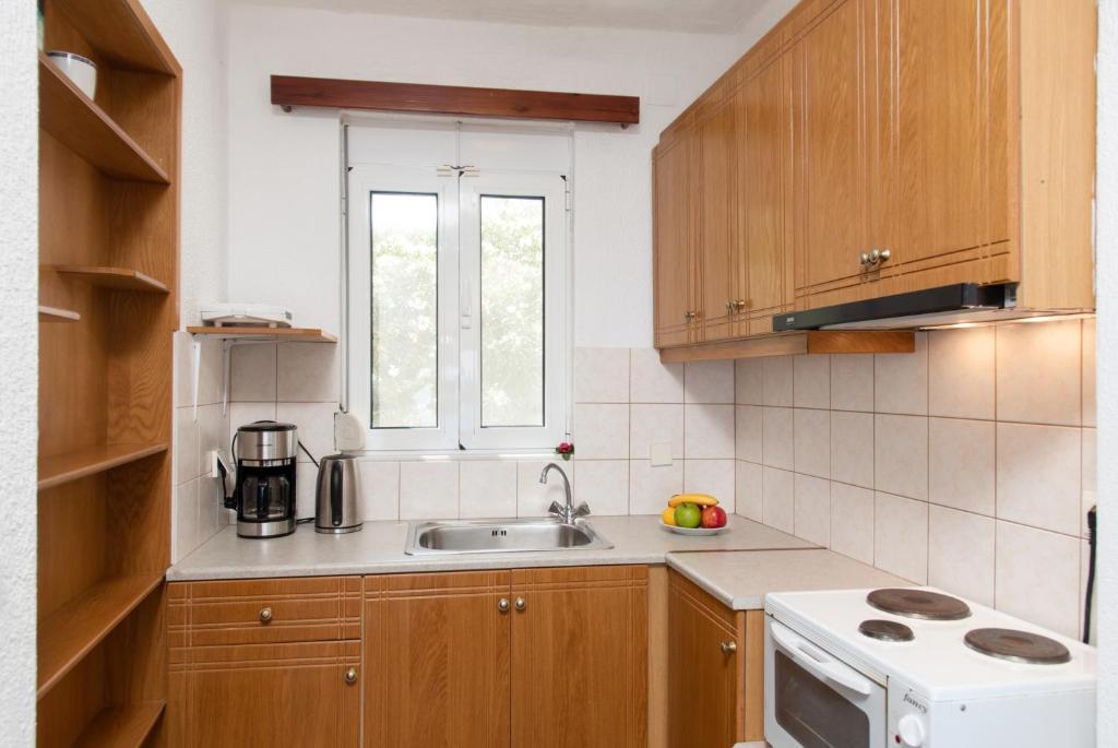 Кухня или мини-кухня в Kounenos Apartments

