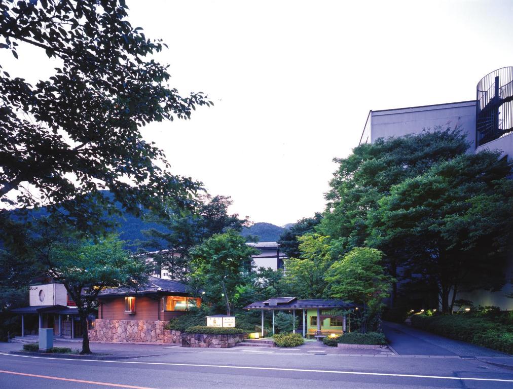 ulica w mieście z budynkiem i drzewami w obiekcie Kinugawa Park Hotels w mieście Nikko