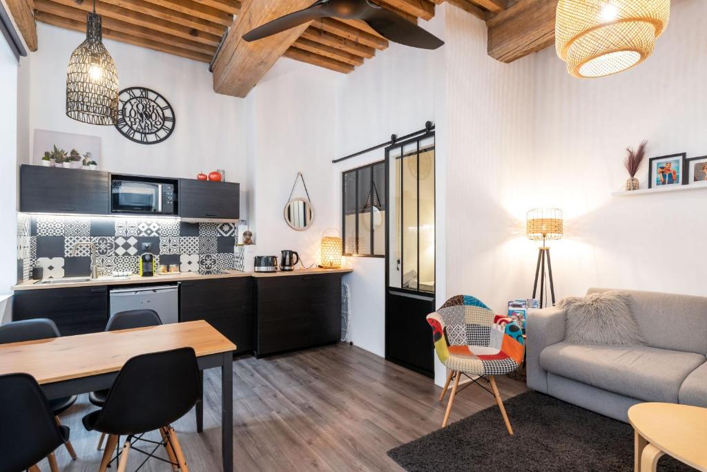 een woonkamer met een bank en een tafel bij Le 14 Sathonay in Lyon
