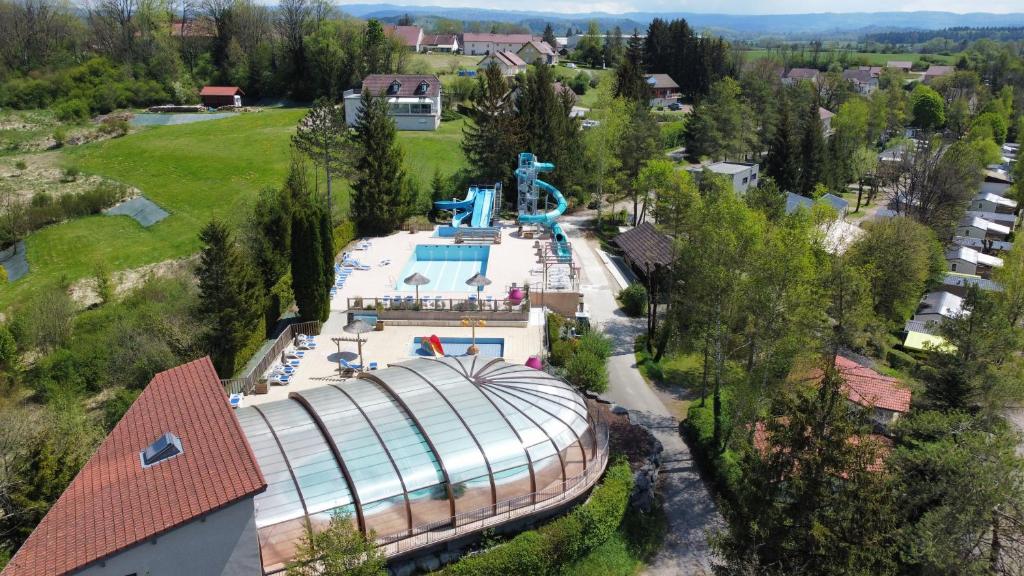 uma vista aérea de um parque de diversões com piscina em camping Le moulin em Patornay