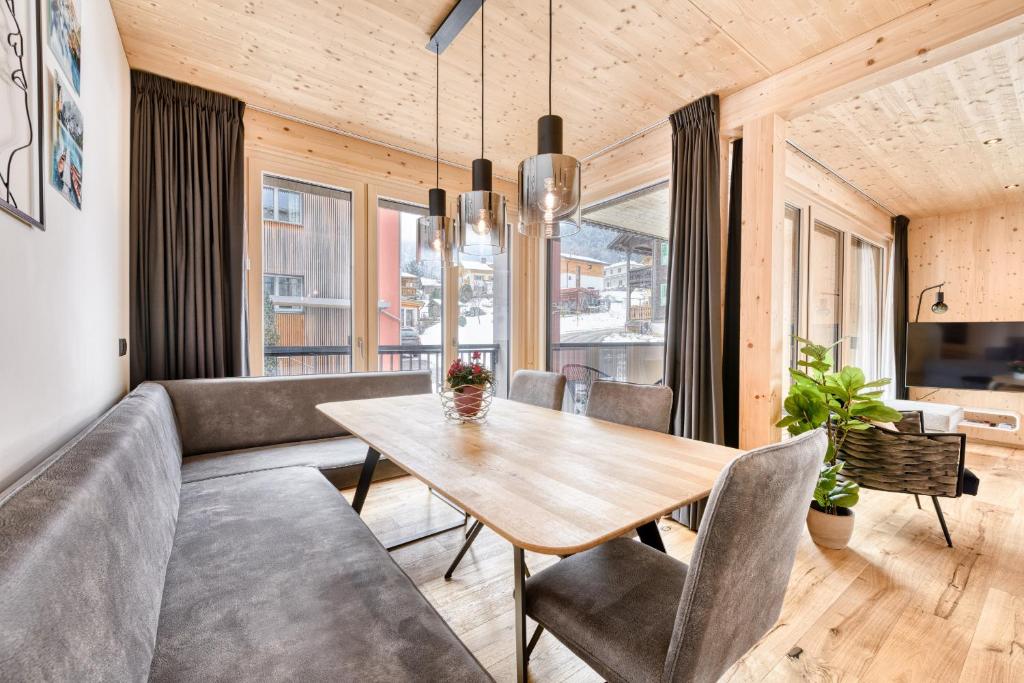 uma sala de jantar com uma mesa de madeira e cadeiras em Ferienwohnung Family Plus zentral by A-Appartments em Brand