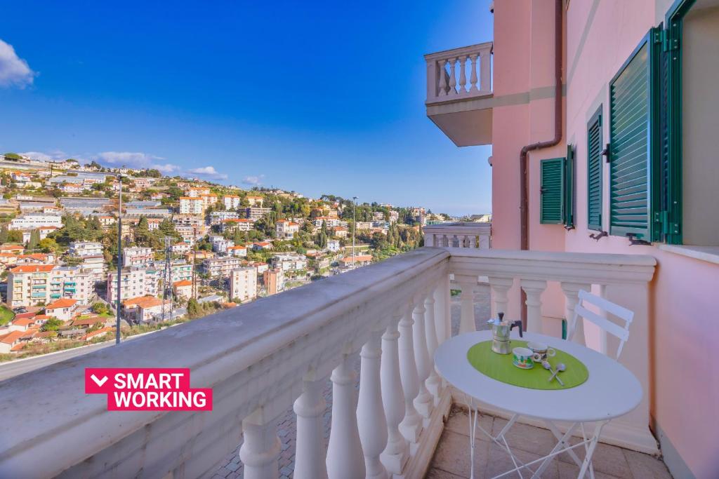 d'un balcon avec une table et une vue sur la ville. dans l'établissement Bijoux Apartment by Wonderful Italy, à Sanremo