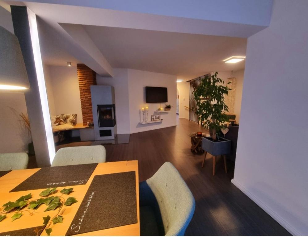 Habitación con mesa de comedor y sala de estar. en Ferienhaus im Luftkurort, en Schömberg