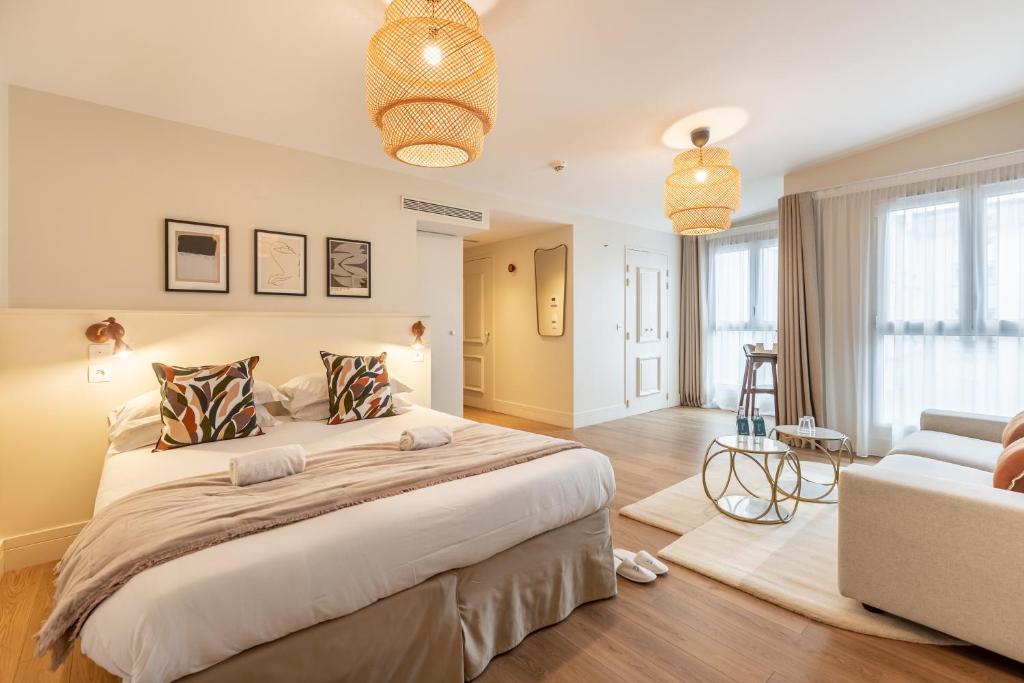 1 dormitorio grande con 1 cama grande y 1 sofá en Le Nest by Sweet Inn, en París