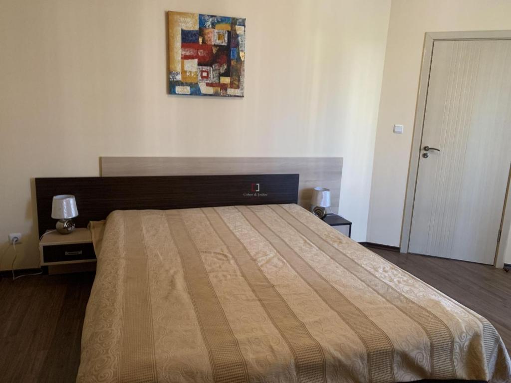 um quarto com uma cama grande num quarto em Private Apartment in Golden Sands - Aquamarine Odessos em Golden Sands