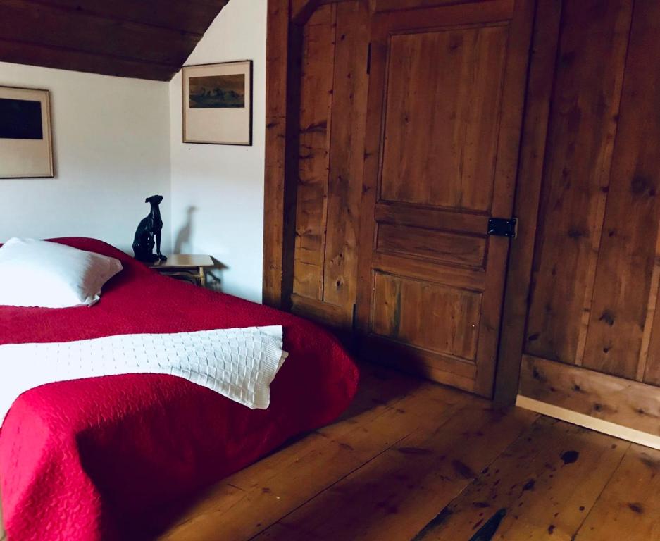 Postel nebo postele na pokoji v ubytování Maison Suchard, tradition & elegance in the Jura