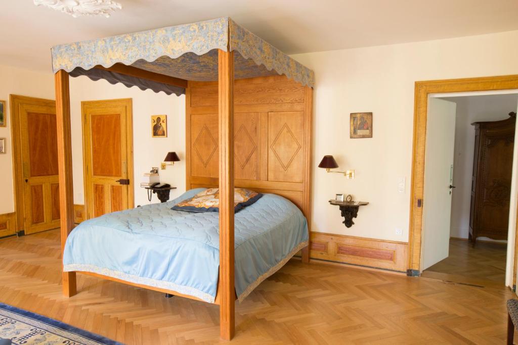 Postel nebo postele na pokoji v ubytování Maison Suchard, tradition & elegance in the Jura