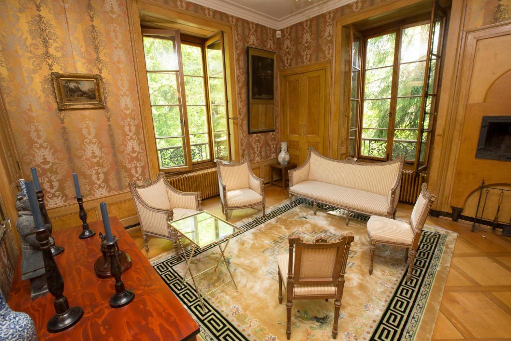 Posezení v ubytování Maison Suchard, tradition & elegance in the Jura