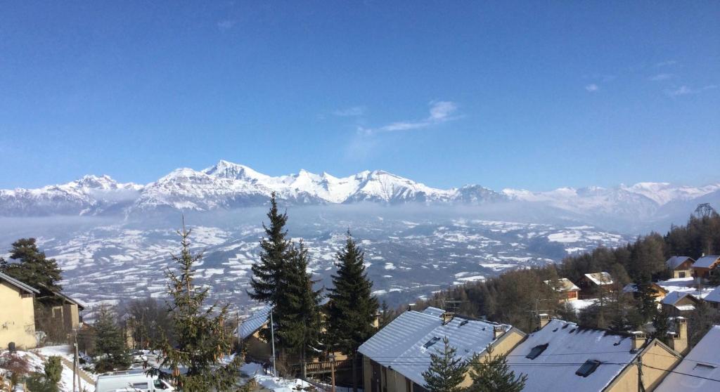 vistas a una cordillera con montañas cubiertas de nieve en La Récré, en Laye