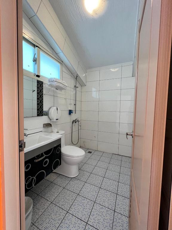 A bathroom at Mang Yi Zhan Inn