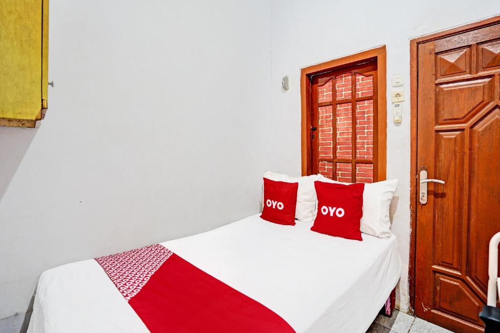 Un ou plusieurs lits dans un hébergement de l'établissement OYO Lfie 92310 Banyu Homestay