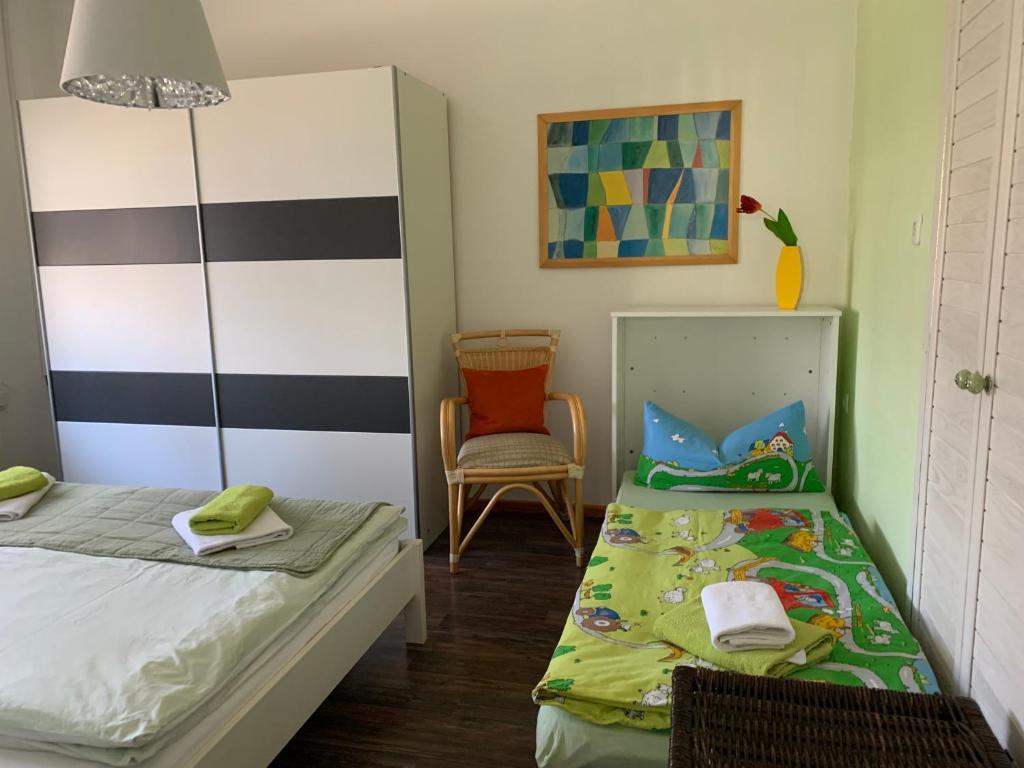Postel nebo postele na pokoji v ubytování Helenes Ferienwohnung auf dem Bauernhof - Lausitzer Seenland