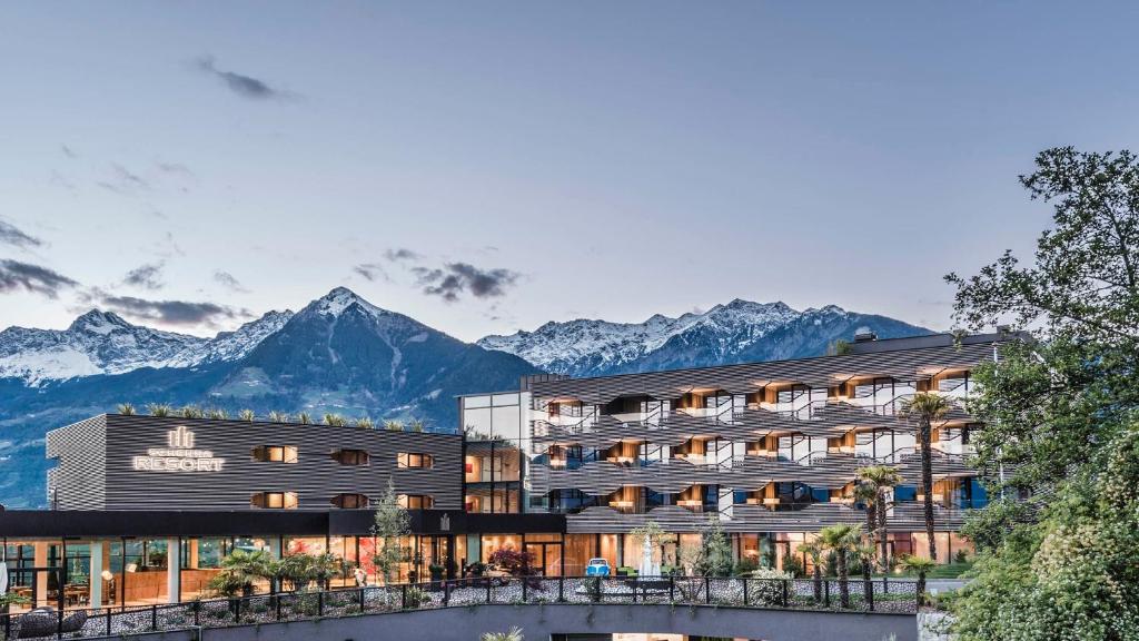 una representación de un hotel con montañas en el fondo en Hotel Rosengarten (Schenna Resort) en Schenna