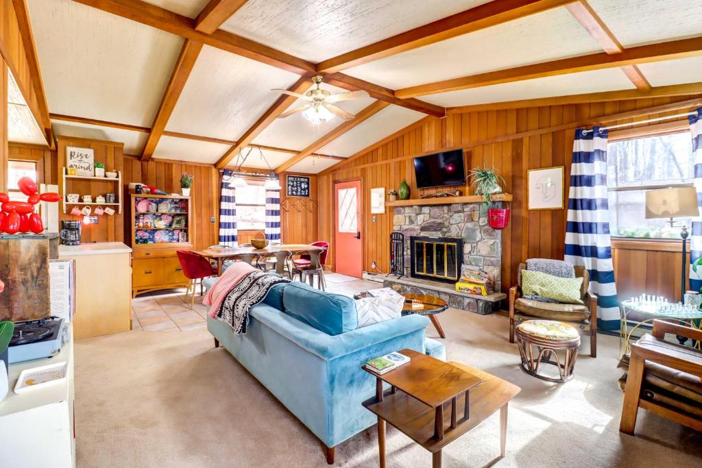 ein Wohnzimmer mit einem blauen Sofa und einem Kamin in der Unterkunft Pet-Friendly Gouldsboro Home at Big Bass Lake in Gouldsboro