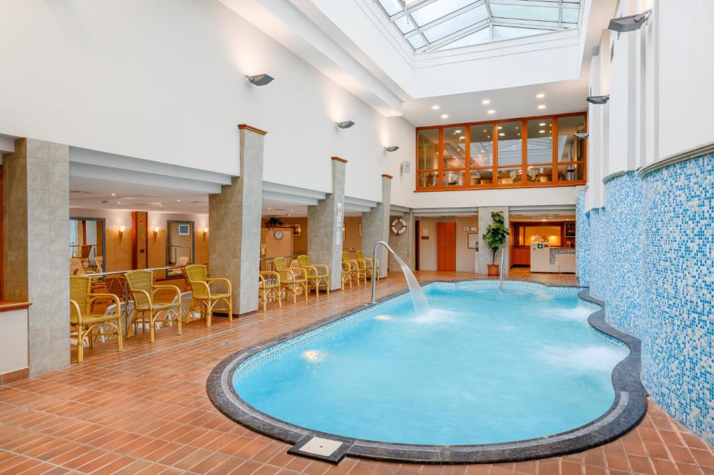 a hot tub in the lobby of a hotel at Aranyhomok Business-City-Wellness Hotel in Kecskemét