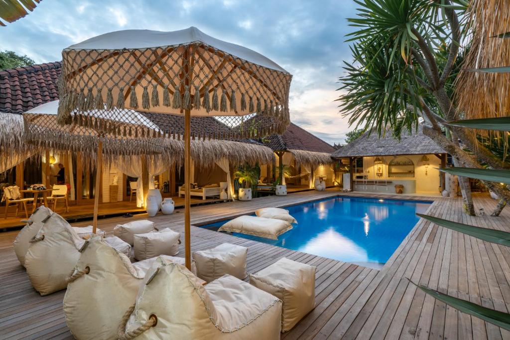 eine Villa mit einem Pool und einem Resort in der Unterkunft Castaway in Nusa Lembongan