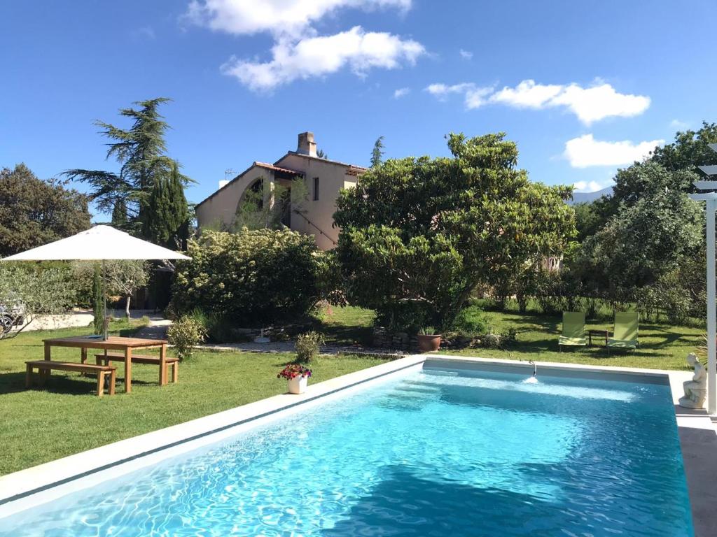 una piscina frente a una casa en La belle histoire Gîte Ventoux, en Bédoin