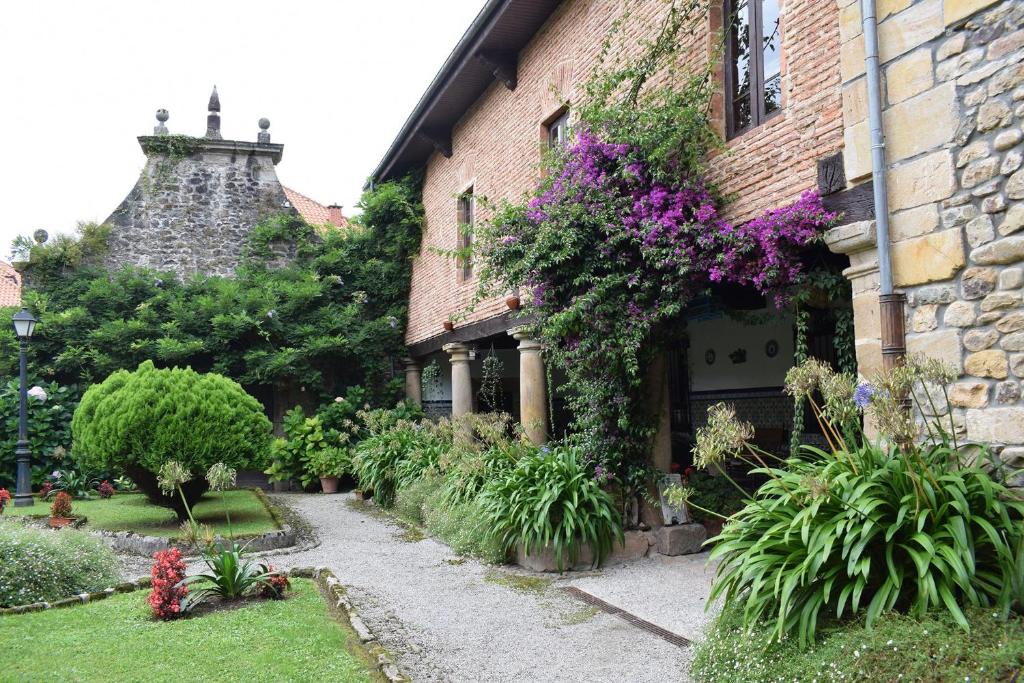 a house with flowers on the side of it at Casona De Linares in Selaya