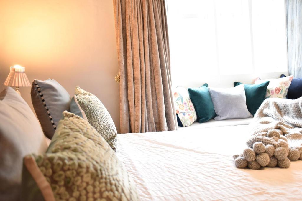 Un dormitorio con una cama con ositos de peluche. en Davenford Cotswold Gardens en Stow on the Wold