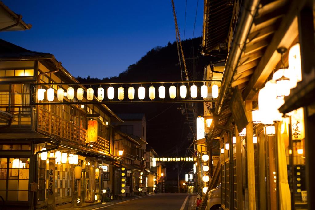 天川村的住宿－花屋徳兵衛旅館，夜间有灯光的街道