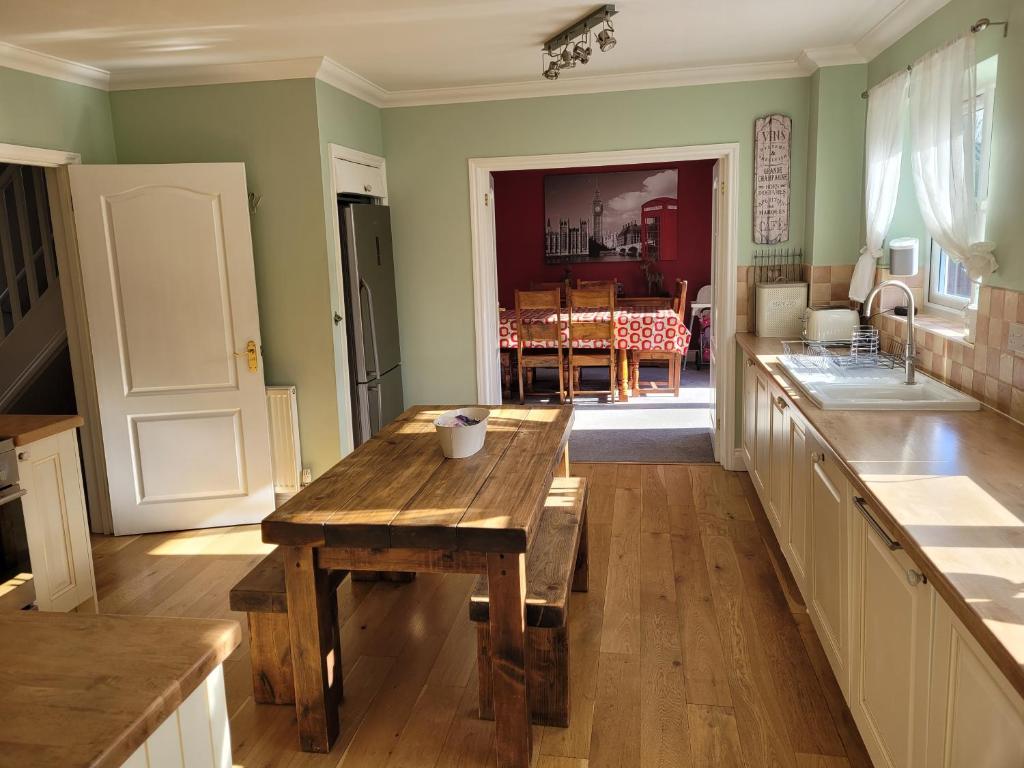 Detached luxury 5 bed house, lanscaped garden, fire pit, parking, can sleep families or workers - Casa De Cinco Dormitorios