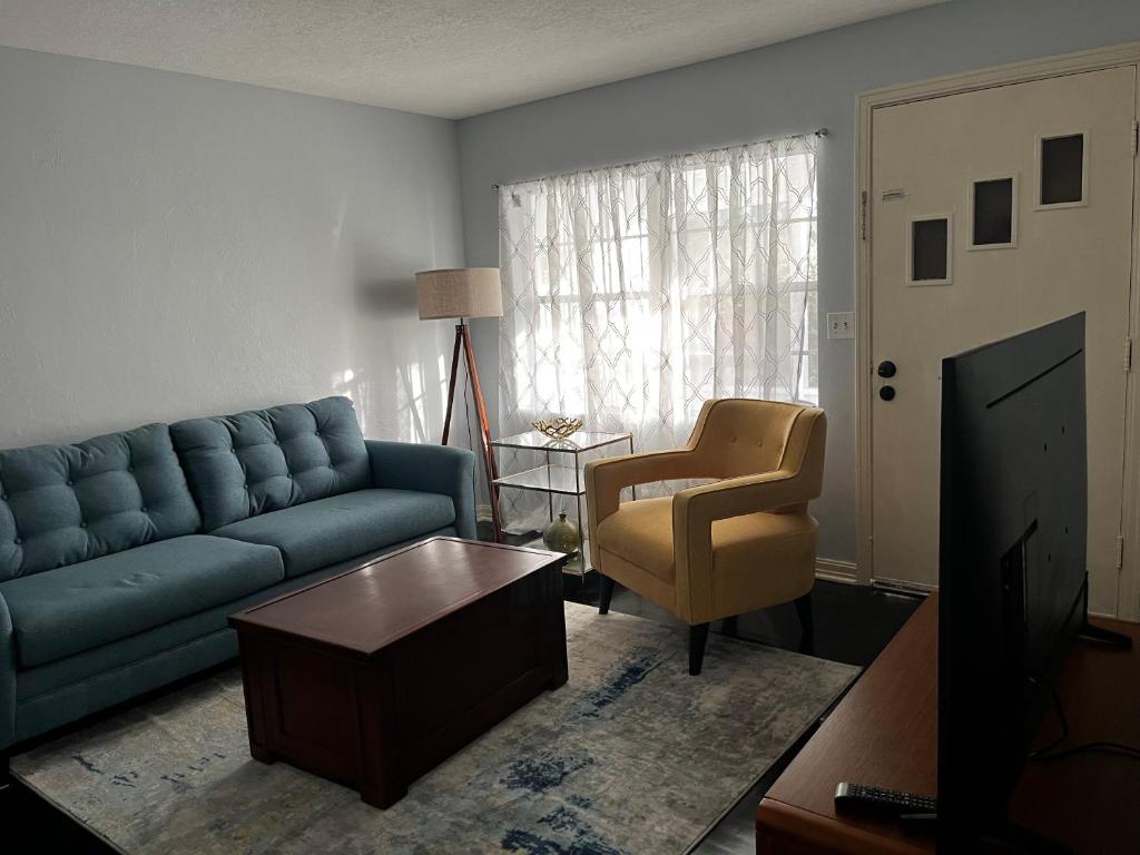 - un salon avec un canapé bleu et une chaise dans l'établissement Park View East, à Lakeland