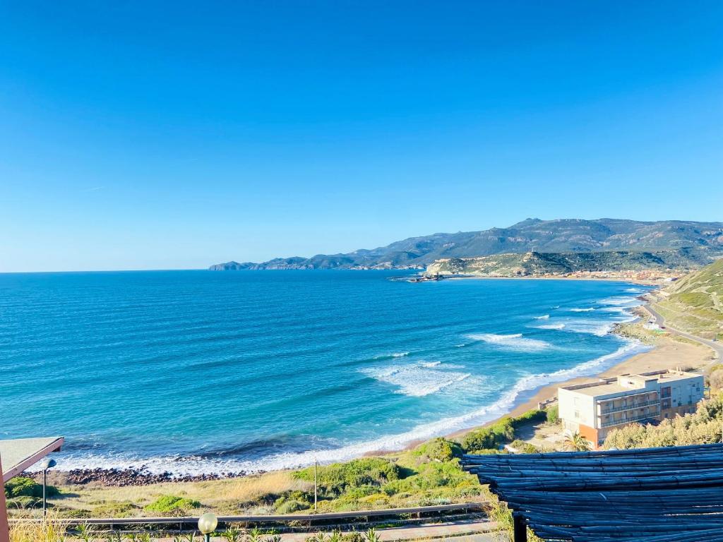 een uitzicht op het strand en de oceaan bij Panoramica casa al mare in Bosa