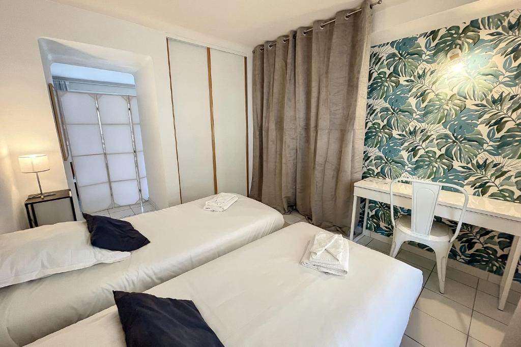 Łóżko lub łóżka w pokoju w obiekcie Général Ferrié 3 pcs AR Croisette Martinez by Olam Properties