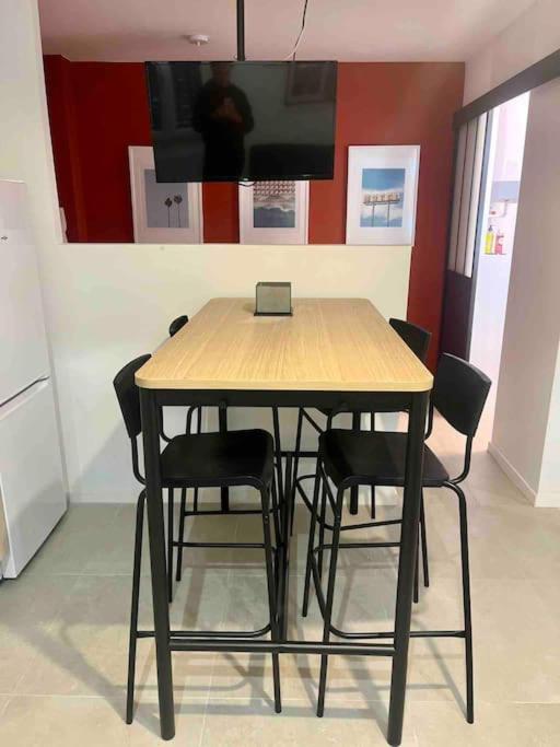 Televízia a/alebo spoločenská miestnosť v ubytovaní FORUM JULII - Centre historique - Suite tout confort - Wifi