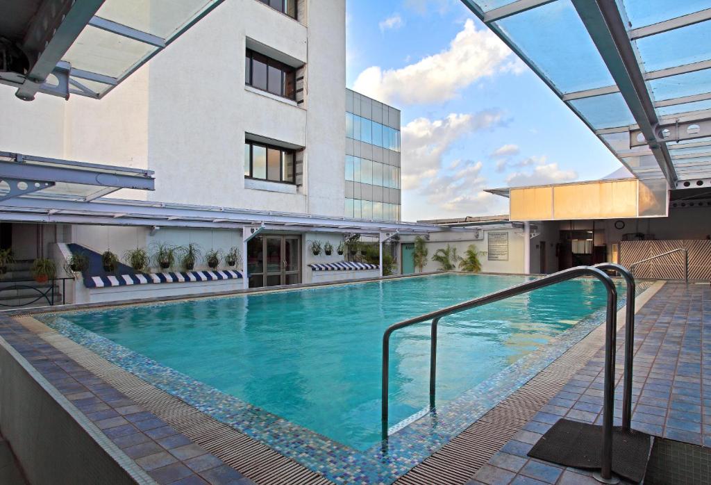 浦那的住宿－極光塔酒店，大楼前的游泳池