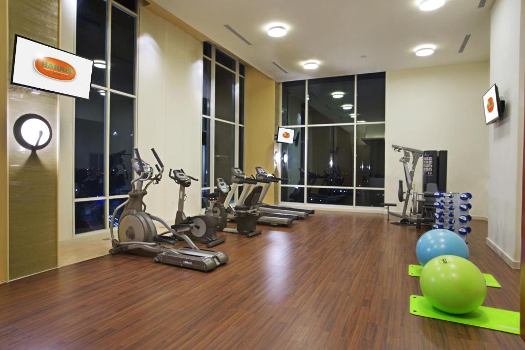 Fitness centrum a/nebo fitness zařízení v ubytování HARRIS Hotel & Conventions Bekasi