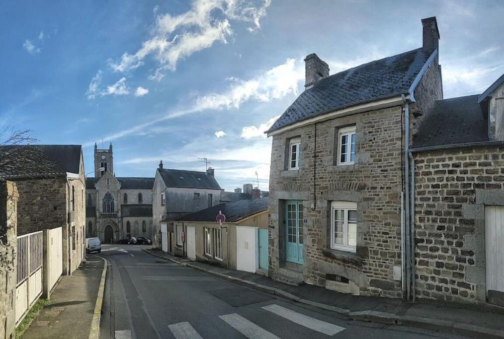 une rue vide dans une ville avec une église dans l'établissement Les cloches de la Haye, à La Haye-Pesnel