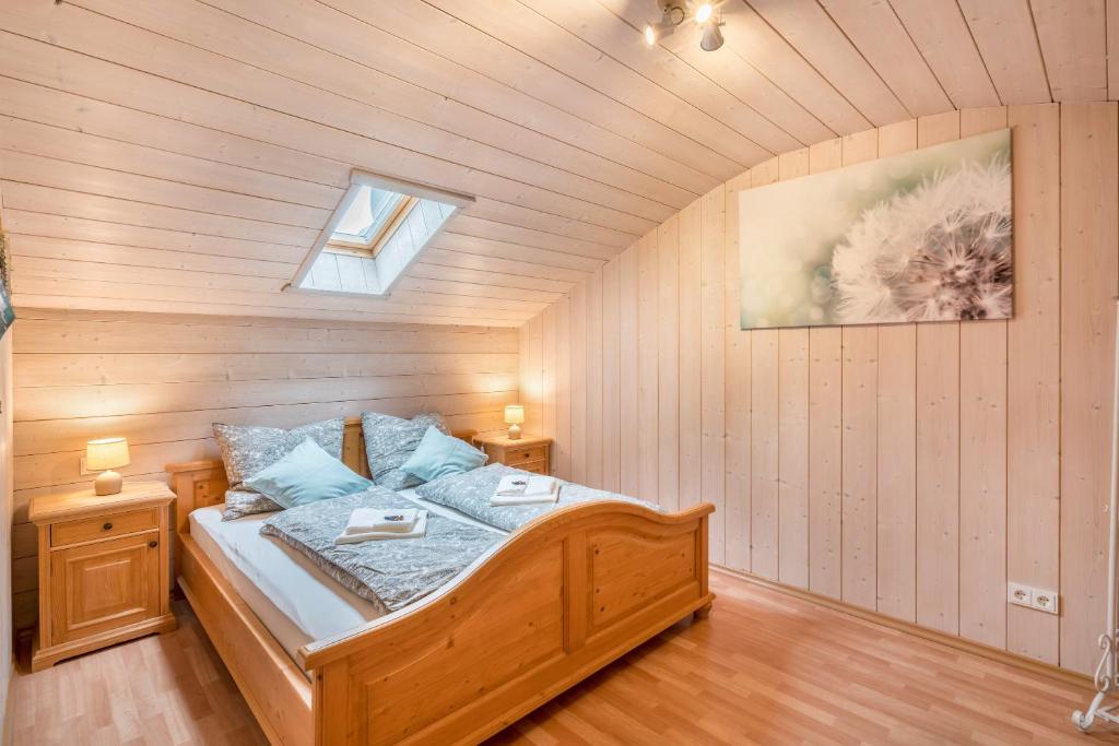 um quarto com uma cama num pequeno quarto em Wohnung Sunntratn em Gaißach