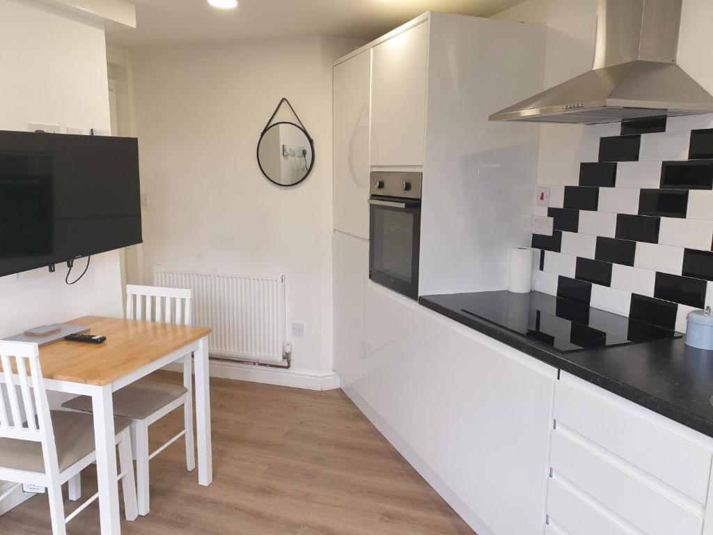 Kuchyň nebo kuchyňský kout v ubytování Modern 1 bed apartment 10 mins to Leeds City Cent