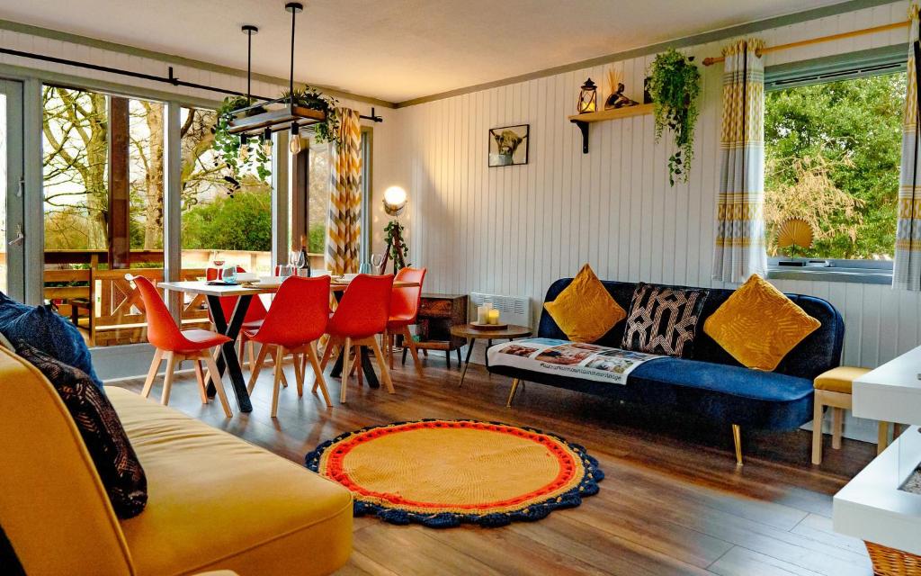 salon z kanapą, stołem i krzesłami w obiekcie Wooden Cosy Retreat Hunters Quay w mieście Dunoon